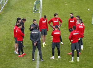 Temporada 13/14. Entrenamiento. Los jugadores escuchan al preparador físico.